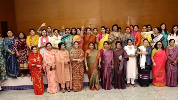 ఎంపీని సస్పెండ్ చేయాల‌ని రాష్ట్రపతిని కలిసిన మహిళా ఎంపీలు